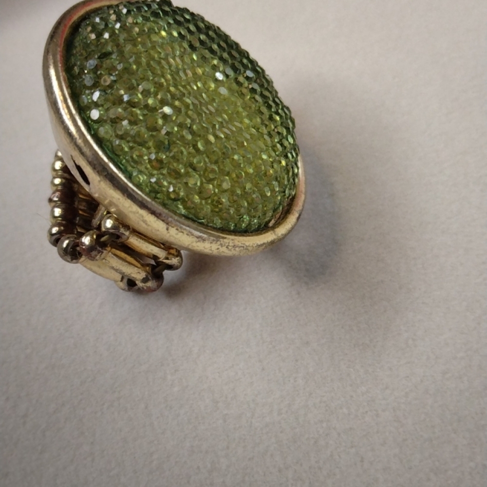 Green Sparkling Statement Ring. With Stretch Band. - Picture 3 of 4
